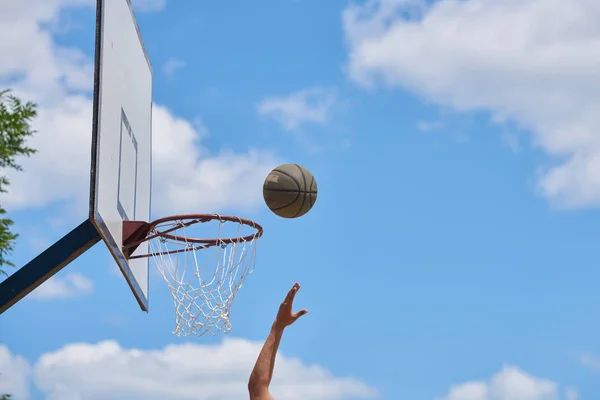 Jugador Baloncesto Acción Volando Alto Anotando — Foto de Stock