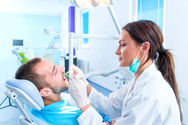 Doktor Hastasıyla Konuşuyor Dişçi Konsepti — Stok fotoğraf