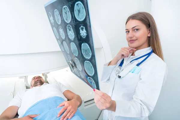 Médico Seguro Agradable Que Trabaja Con Resultados Resonancia Magnética — Foto de Stock