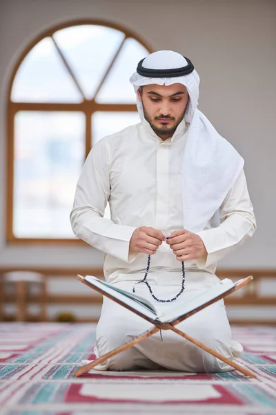 Religieux Musulman Priant Intérieur Mosquée — Photo