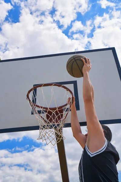 行动飞得很高和得分的篮球运动员 — 图库照片