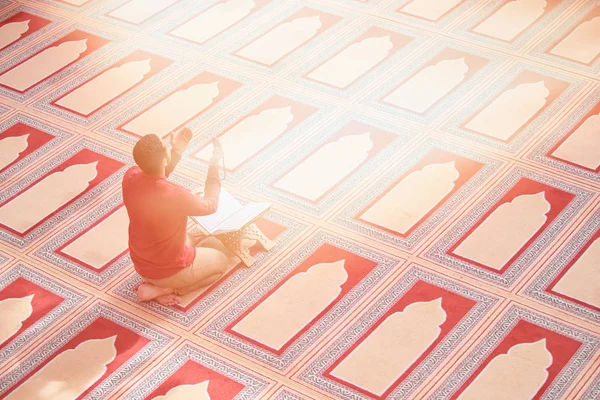 Religious Muslim Man Praying Mosque — Stock Photo, Image