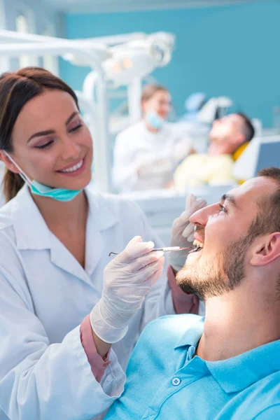 Doktor Mluví Svým Pacientem Zubařský Koncept — Stock fotografie
