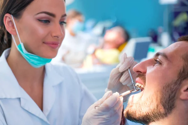 Doctor Hablando Con Paciente Concepto Dentista — Foto de Stock