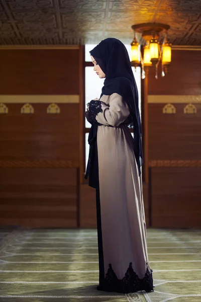 Jovem Mulher Muçulmana Orando Mesquita — Fotografia de Stock