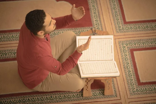 Религиозный Мусульманин Молится Мечети — стоковое фото