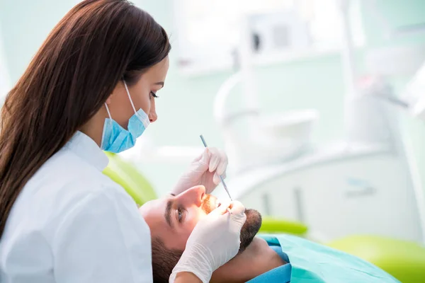 Dentist Examining Patient Teeth Dentist — Stock Photo, Image