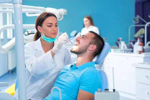 Dottore Sta Parlando Con Sua Paziente Concetto Dentista — Foto Stock