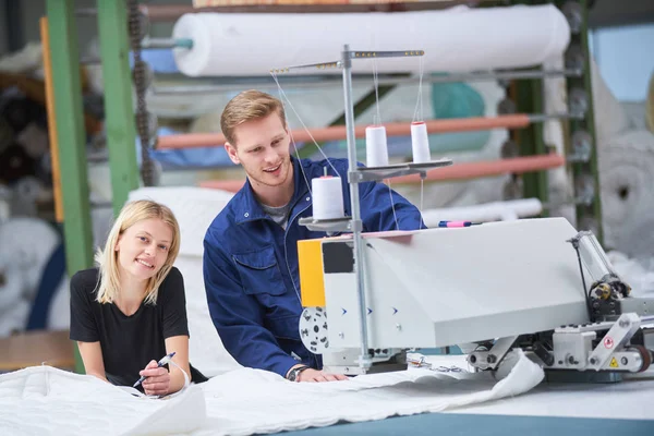 Costurera Nuevo Asignado Una Máquina Una Fábrica Textil Capataz Explica — Foto de Stock