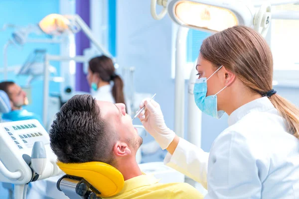 Doctor Talking Her Patient Dentist Concept — Stock Photo, Image