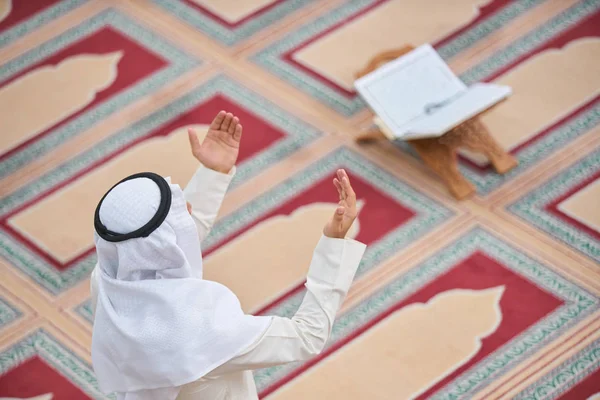 Religioso Muçulmano Homem Orando Dentro Mesquita — Fotografia de Stock