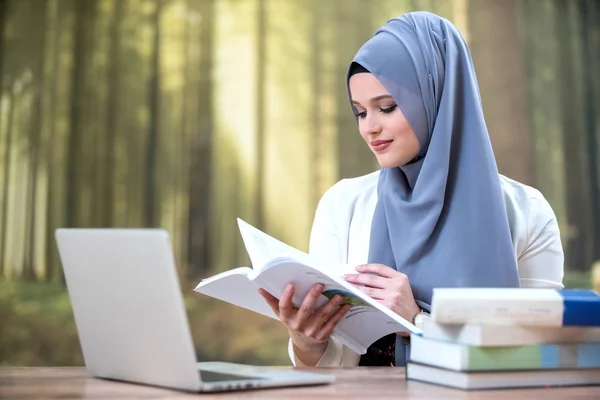 Vacker Kvinna Bära Hijab Framför Laptop Sök Och Studera — Stockfoto