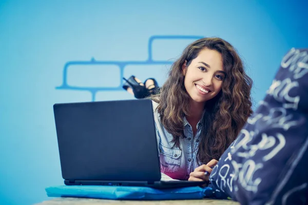 Jovem Criativa Trabalhando Com Computador Novo Projeto Inicialização — Fotografia de Stock