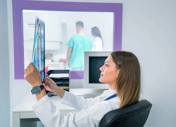 Selbstbewusster Angenehmer Arzt Der Mit Mri Scan Ergebnissen Arbeitet — Stockfoto