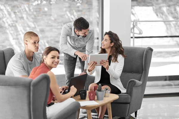 Start Imprenditori Gruppo Che Lavorano Tutti Giorni Lavoro Presso Ufficio — Foto Stock