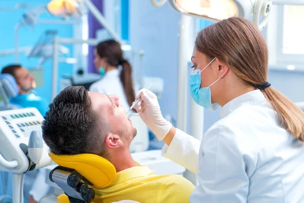 Doctor Talking Her Patient Dentist Concept — Stock Photo, Image