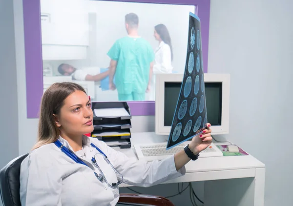 Médico Seguro Agradable Que Trabaja Con Resultados Resonancia Magnética — Foto de Stock