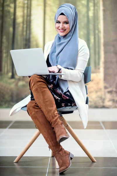 Mulher Bonita Vestindo Hijab Fazendo Trabalho Escritório Com Laptop — Fotografia de Stock