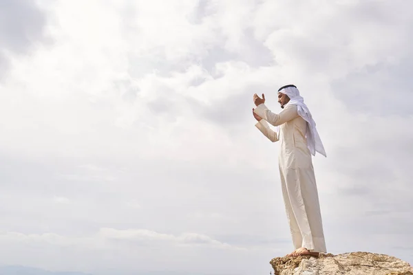 Homme Islamique Priant Sur Montagne — Photo