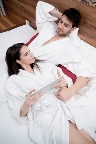 Hotel Viagens Relacionamentos Conceito Felicidade Casal Feliz Cama — Fotografia de Stock