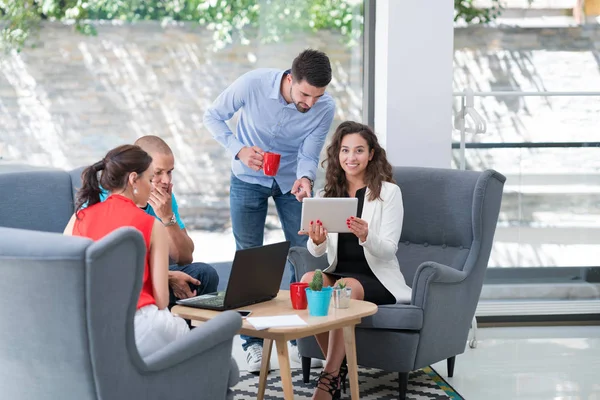 Fotoğraf genç businessmans mürettebat modern coworking uzayda yeni başlangıç projesi ile çalışma.