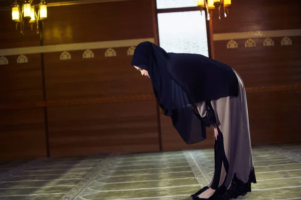Young Muslim Woman Praying Mosque — Stock Photo, Image