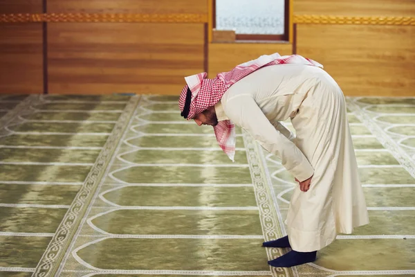 Religioso Muçulmano Homem Orando Dentro Mesquita — Fotografia de Stock