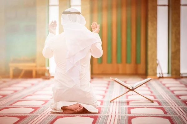 Religioso Muçulmano Homem Orando Dentro Mesquita — Fotografia de Stock