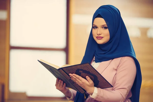 Jeune Femme Musulmane Priant Dans Mosquée — Photo