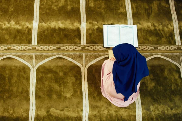 モスクで祈る若いムスリム女性 — ストック写真