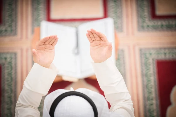 在清真寺内祈祷的穆斯林宗教人士 — 图库照片