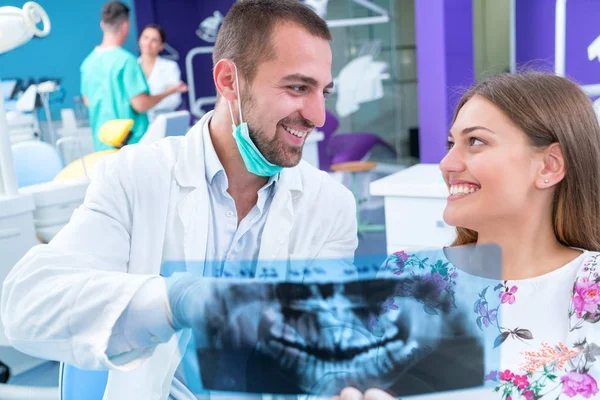 Dentista Muestra Una Radiografía Los Dientes Del Paciente Oficina Moderna —  Fotos de Stock