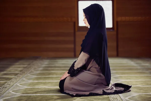 Jovem Mulher Muçulmana Orando Mesquita — Fotografia de Stock