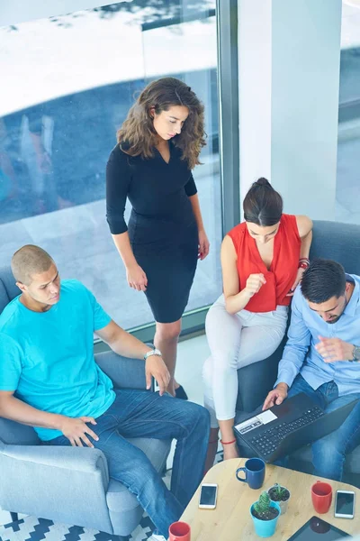 Girişimci iş adamları modern ofiste her gün çalışıyorlar.