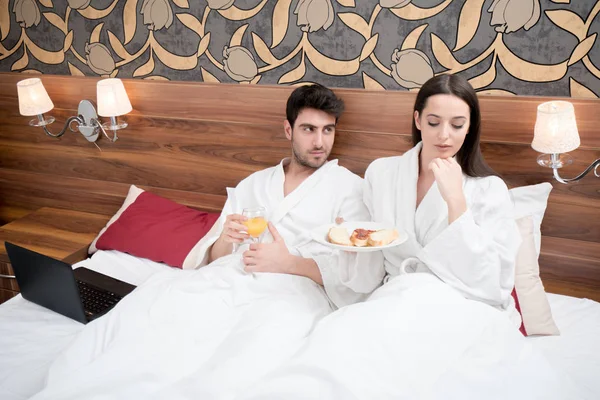 ホテル リレーションシップ および幸福の概念 ベッドの中で幸せなカップル — ストック写真