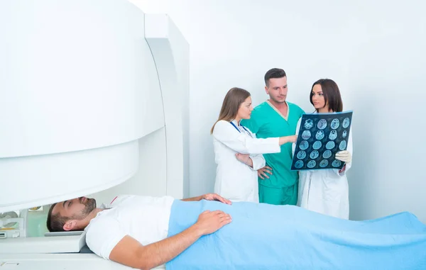 Médico Seguro Agradable Que Trabaja Con Resultados Resonancia Magnética —  Fotos de Stock