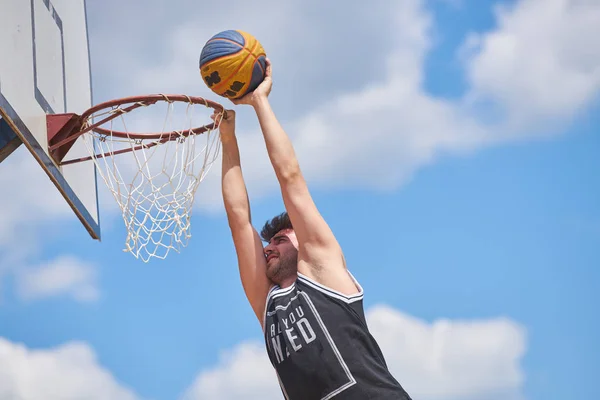 Jugador Baloncesto Acción Volando Alto Anotando — Foto de Stock