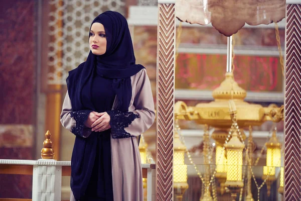 Wanita Muslim Muda Berdoa Masjid — Stok Foto