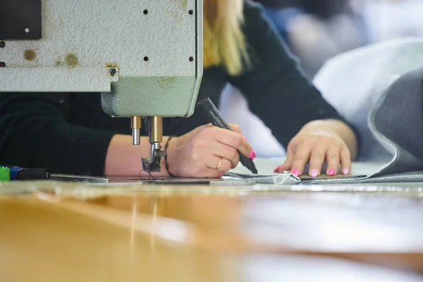 Швея Рабочий Фабрике Швейных Промышленной Швейной Машинкой Точна — стоковое фото