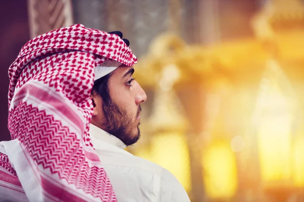 Religioso Muçulmano Homem Orando Dentro Mesquita — Fotografia de Stock
