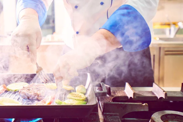 Chef Dapur Restoran Kompor Dengan Panci Melakukan Flambe Pada Makanan — Stok Foto