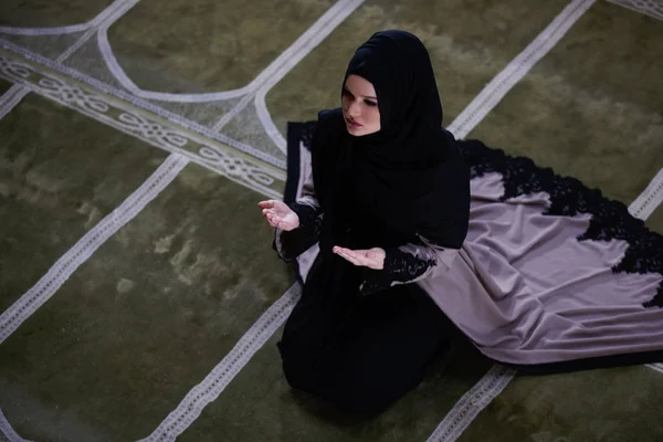 Jovem Mulher Muçulmana Orando Mesquita — Fotografia de Stock