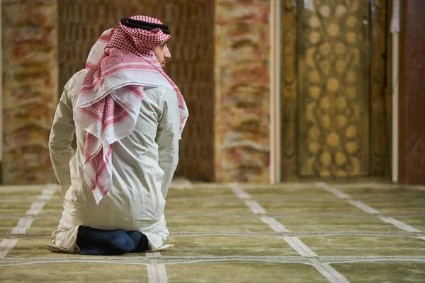 Religiös Muslim Man Ber Inne Moskén — Stockfoto
