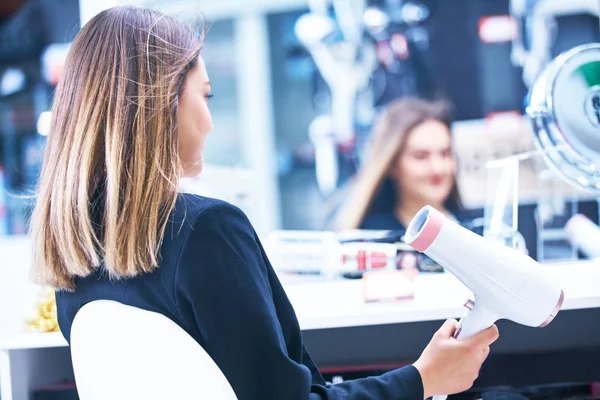 Cuidado Del Cabello Hermosa Mujer Pelo Largo Secando Cabello Tienda — Foto de Stock