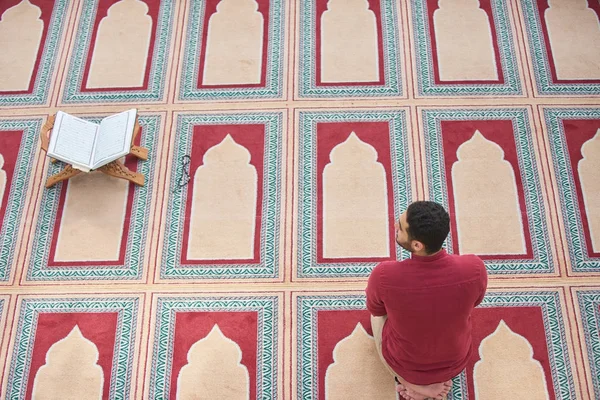 모스크 안에서 기도하고 — 스톡 사진