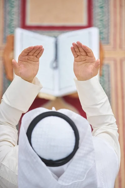 Religioso Muçulmano Homem Orando Dentro Mesquita — Fotografia de Stock