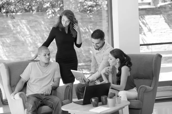 Fotoğraf genç businessmans mürettebat modern coworking uzayda yeni başlangıç projesi ile çalışma.