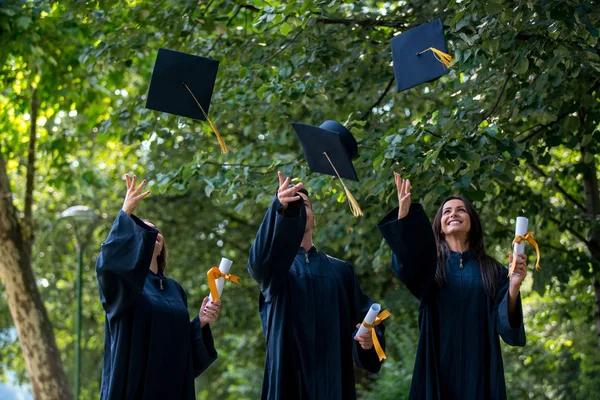 Educação Graduação Conceito Pessoas Grupo Estudantes Internacionais Felizes Placas Argamassa — Fotografia de Stock