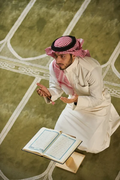 Религиозный Мусульманин Молится Мечети — стоковое фото