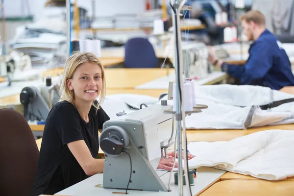 Terzi Bir Tekstil Fabrikasında Bir Makineye Atanan Yeni Ustabaşı Bir — Stok fotoğraf